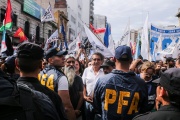 Organizaciones sociales realizaron 500 cortes en todo el país y hubo represión en Puente Pueyrredón:  "estamos pidiendo comida", aseguró un dirigente