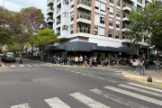 Una casa de deportes de La Plata lanzó una convocatoria de empleo y se formó una fila de dos cuadras