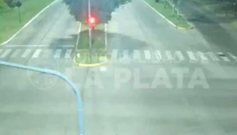 Video: Una mujer y un motociclista protagonizaron un impactante choque en La Plata