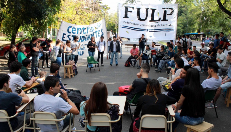 Banderazo, Clases Públicas Y Marcha De Antorchas: Docentes Y No ...