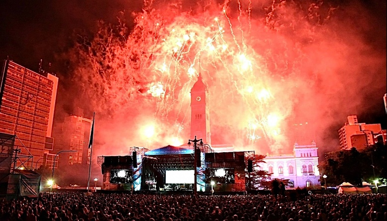 Una multitud colmó la Plaza Moreno para festejar el 142° aniversario de La Plata