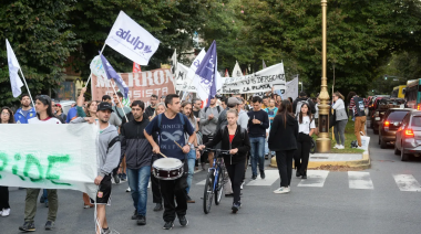 Marcharon en La Plata por la reincorporación de los estatales despedidos