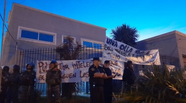 Un grupo de mujeres marchó a la casa del hijo del "Pata" Medina para reclamar justicia "por la compañera que recibió un balazo en la espalda"