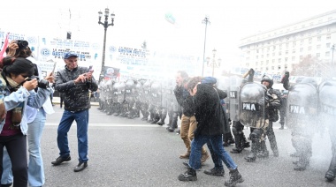 La Policía reprimió a manifestantes que protestan contra la Ley Bases frente al Congreso de la Nación