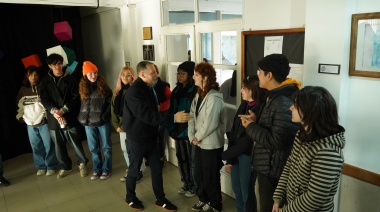 Fernando Gray recorrió la Escuela Secundaria Especializada en Arte N° 1 de Luis Guillón