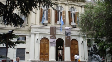 Segundo día de paro en la UNLP: un grupo de docentes, no docentes y estudiantes convocó a una radio abierta frente al Rectorado