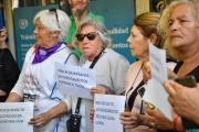 Jubilados se manifestaron frente a la sede del PAMI en La Plata para denunciar deficiencias en las prestaciones