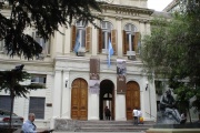 Segundo día de paro en la UNLP: un grupo de docentes, no docentes y estudiantes convocó a una radio abierta frente al Rectorado