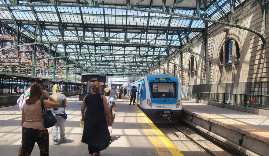 Se levantó el corte en Wilde y el Tren Roca ya funciona con normalidad -  Info Blanco Sobre Negro